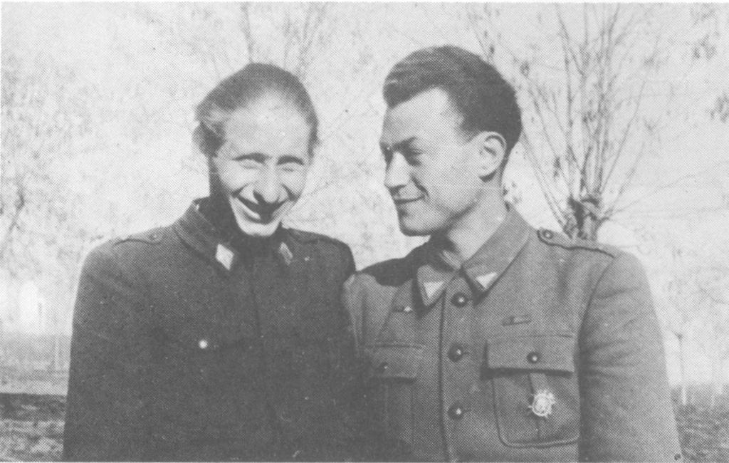 Politički komesar bataljona Nikola Derikrava (levo) s političkim komesarom 1. tenkovske čete Ilijom Mirkovićem u Slunju 1944.