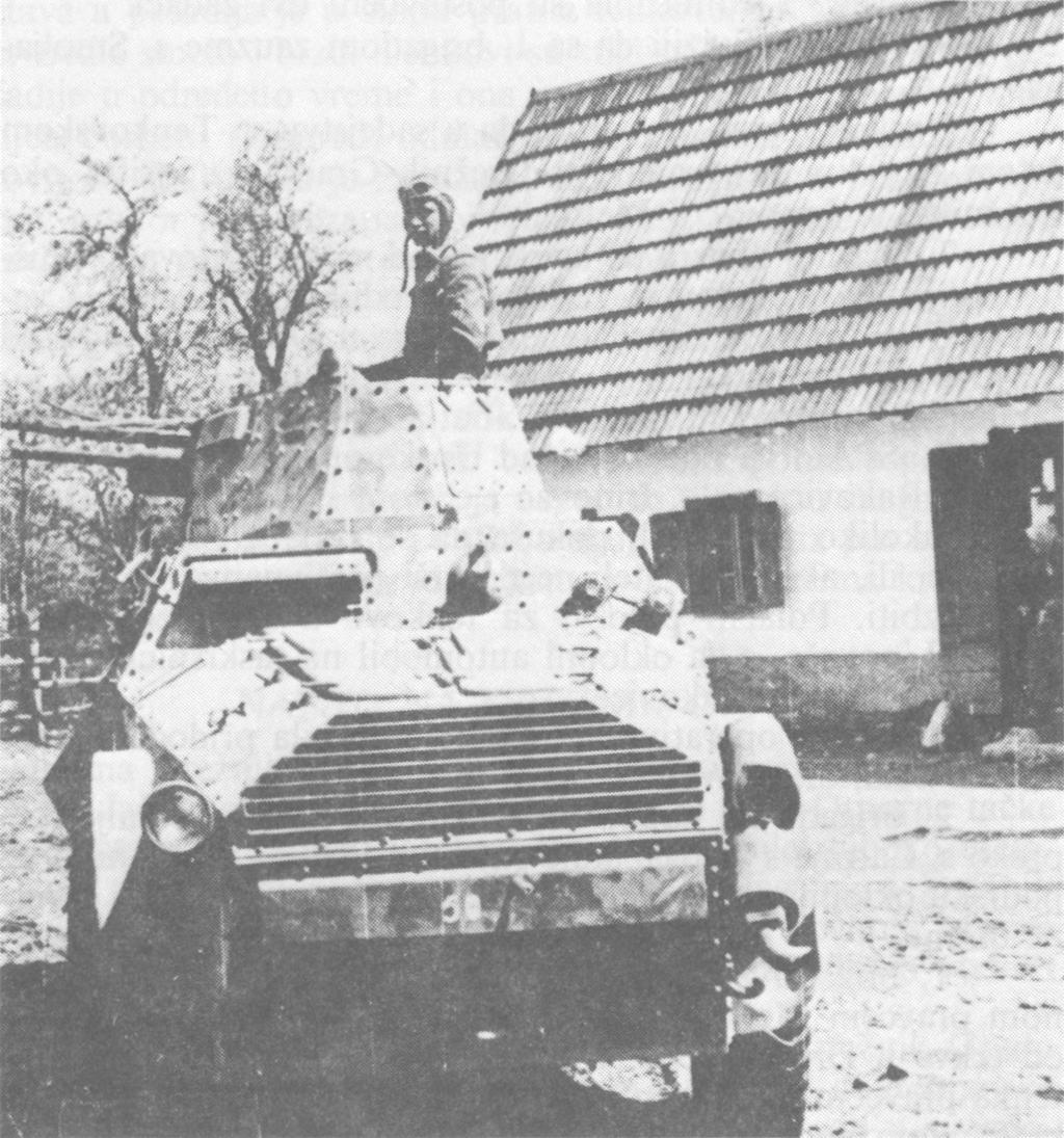 Oklopni automobil»spa«u Rakovici ispred kuće u kojoj je bila smeštena 1. tenkovska četa puta u pravcu s. Cvetičko Selo.