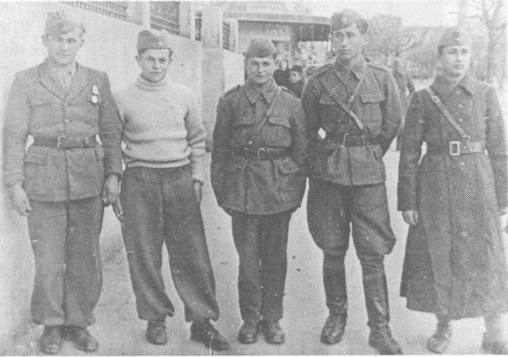 Grupa kandidata za školovanje u SSSR-u u Beogradu 24. marta 1945. godine.