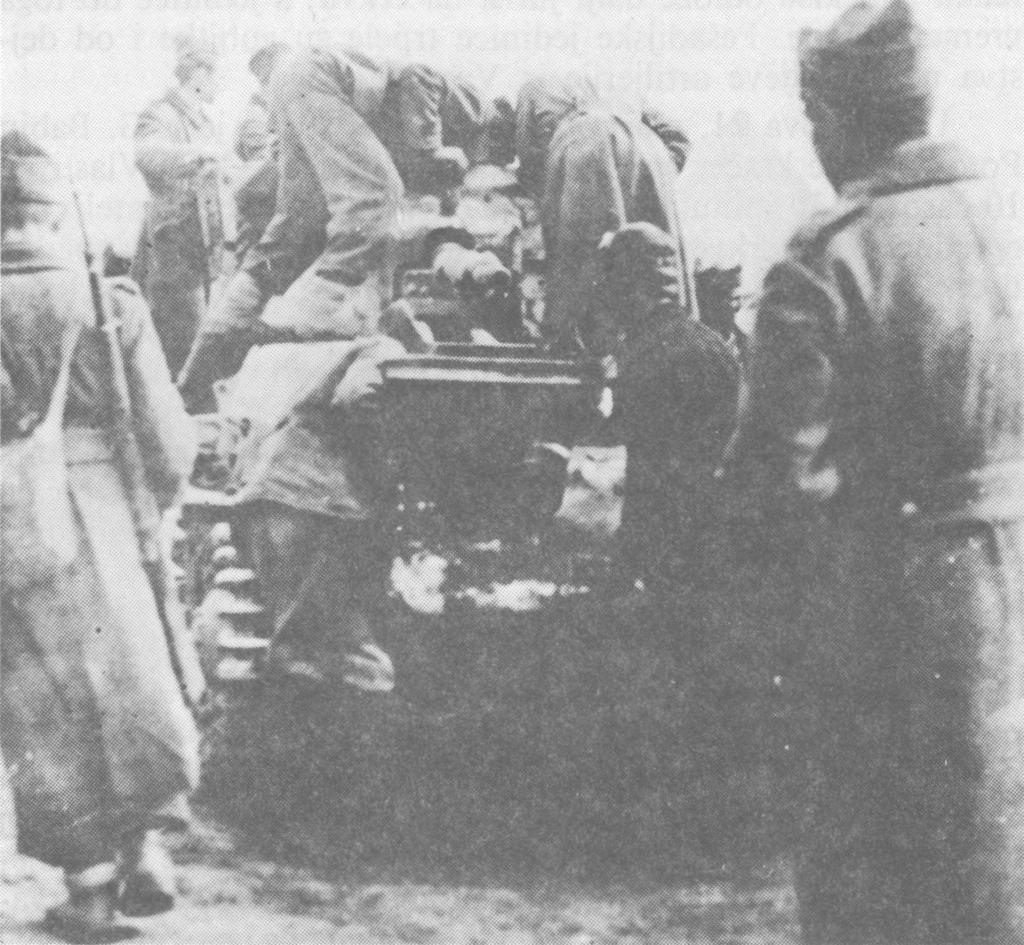 Tenk»hočkis«u oslobođenoj Crnoj Vlasti. Vozač Josip Čakš (sa haubom na glavi) pokazuje komandiru čete Vlajku Vlaisavljeviću mesta eksplozija bombi na tenku, a pripadnici 6.