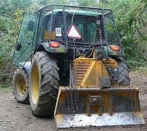 Sl.7: Poljoprivredni traktor adaptiran za rad u šumi Skideri (slika Sl.8) su traktori specijalizovani za rad u šumi. Njih karakteriše zglob na sredini traktora koji mu omogućava olakšano manevrisanje.