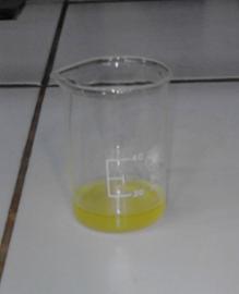 Slika 3.8. Proizvod nitrovanja toluena Napomena: Uzimajući u obzir da se radi sa aromatičnim jedinjenjima koja su toksična i sa koncentrovanim kiselinama, ogled raditi isključivo u digestoru.