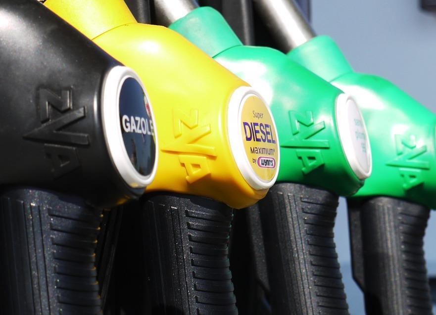 VIJESTI IZ REGIONA U junu 2008. godine nafta je na svjetskim berzama bila 147 dolara po barelu, a tada je bezolovni bezin na pumpama bio 2,29 KM po litri.