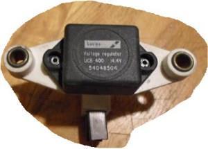 акумулатор. Други контакт у реглеру регулише струју побуде тако да напон на излазу машине остаје приближно константан.