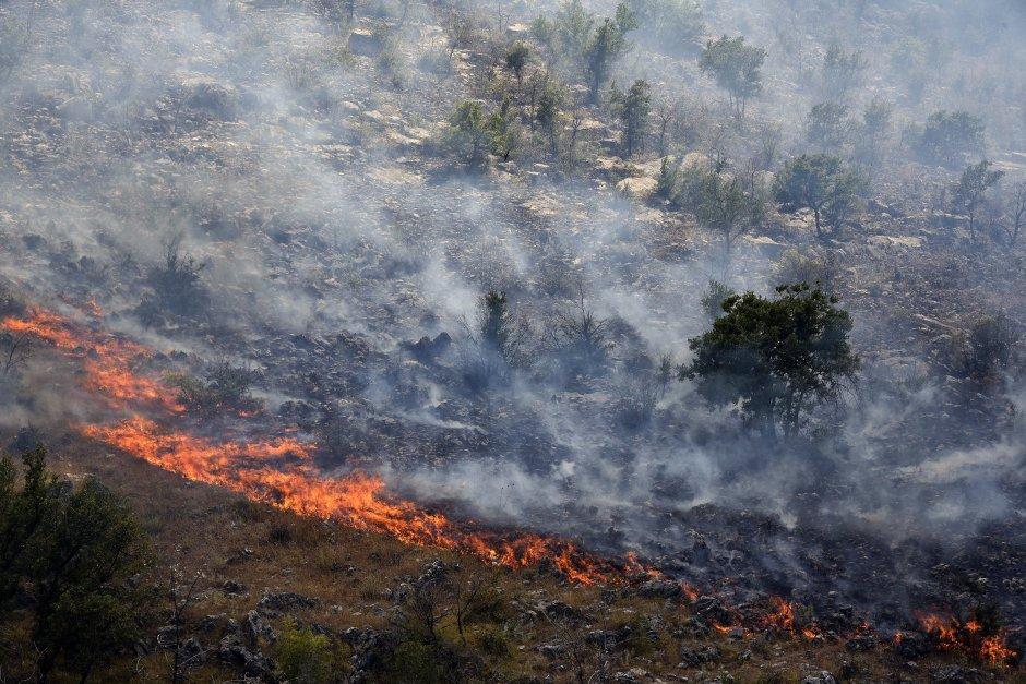 Подгорица -- Велики пожар који је у понедељак избио на полуострву Луштица и даље прави проблеме ватрогасцима, али је под контролом. 12.