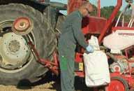 62 4.4 Postupci nakon setve Slika 24: Skupljanje praznih vreća za vreme punjenja dozatora pre sejanja 4.4.1 Čišćenje opreme Traktor, opremu za sejanje i korišćena LZS treba očistiti nakon sejanja tretiranog semena.