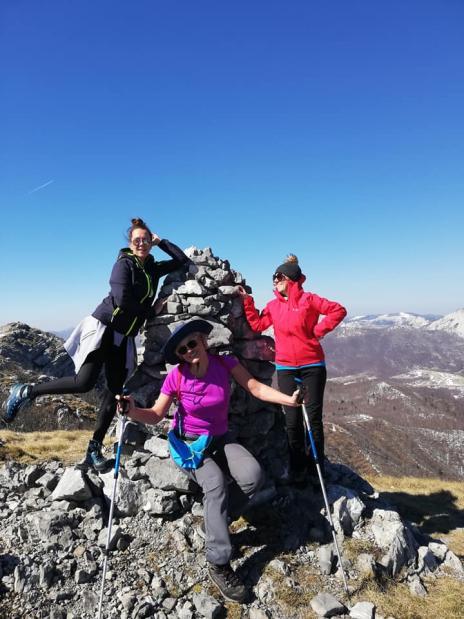 Sa oba vrha se pružaju prekrasni pogledi na Liku, Velebit te na more i otoke.