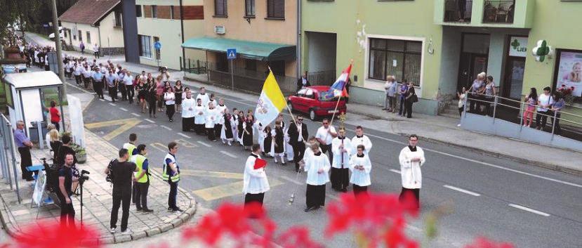 GODINA/YEAR 40. BR./NO. 38 GLAS CENTRA - 6 22. rujna - September 22, 2019 rem, zaključi. Bolnica je primi širinom hodnika, mirisom joda, šumorom uzdaha koji su urasli u bjelinu zidova.