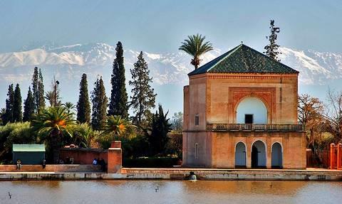 Almoravida krajem 12. st. kada su sagrađene blistave palače i parkovi. Obilazak arhitektonskog remek djela minareta Koutoubia, gradskih vrata Bab Agnaou, povijesnih grobnica Saadien i palače Bahia.