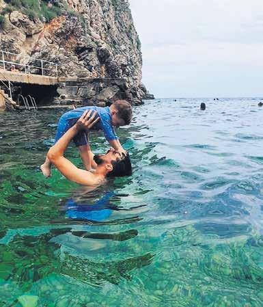 Vrijeme je provodio na jahti usidrenoj kraj Dubrovnika gdje se okušao u poznatom Bottle Cap izazovu. Dizajner nije otvorio bocu nogom već je u svom videu koristio kosu.