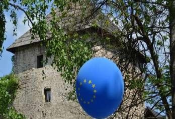 Na Vodopadu Plive upriličena je projekcija zastave EU uz taktove Ode radosti.