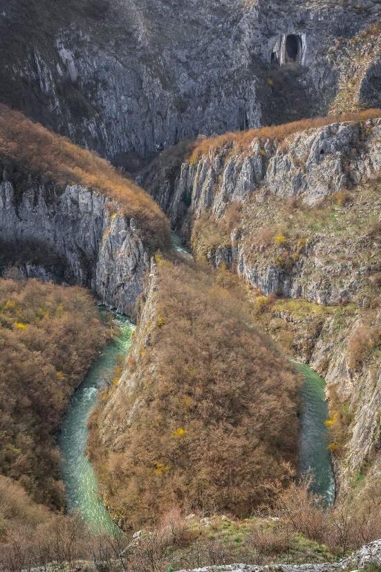 Слика 5 Меандри Височице у клисури Владикине плоче (Фото Симоновић М.) 3.4.2.3 Водопади Највећи водопади на Старој планини се налазе на притокама Топлодолске реке.
