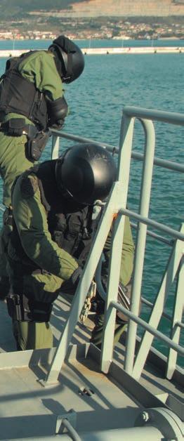Specijalci u crnim odorama i pokrivenih lica šuljaju se obalom splitske ratne luke, spuštaju se iz helikoptera na krov zgrade pa na brod, a nakon spretno izvedenog rappelinga uz pomoć izvrsno