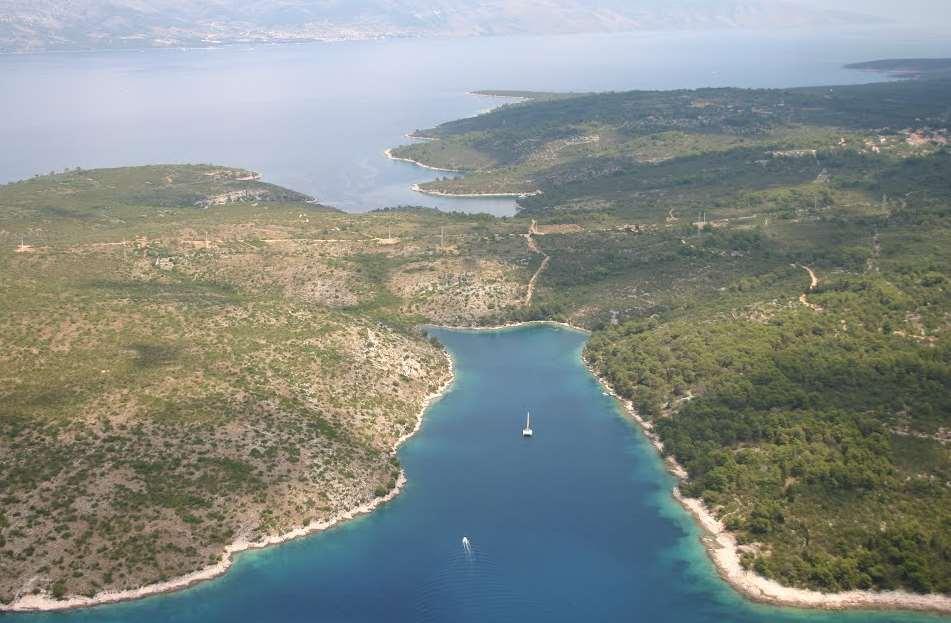 izvedeno ( ovlaštenik koncesije: z.o. Letrat, Stari Grad, površina akvatorija 3950 m 2, opremljenost sidrišta sa 10 plutača.), a na istočnoj strani uvale nalazi se ugostiteljski objekt.