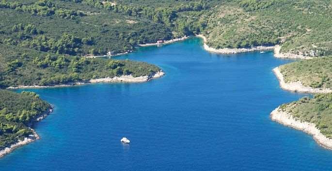 Uvala Nedomisalj je manja uvala na sjeveroistočnom dijelu poluotoka Kabal, reljefnog oblika takvog da je prirodno zaštićena od vjetrova i pruža sigurno zaklonište nautičarima koji u ljetnim mjesecima