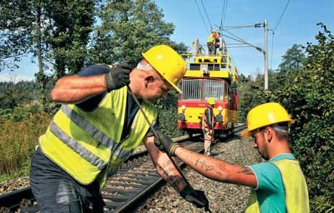 _ RADOVI PRUŽNE GRAĐEVINE NA RIJEČKOJ PRUZI NADOMAK MORAVICA U GORSKOM KOTARU PIŠE: Boris Šimundić FOTO: Boris Šimundić HŽ Infrastruktura već dulje izvodi glavni remont riječke pruge.