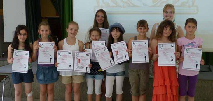 Nastupili su učenici od 3. do 10. razreda koji su pjesmama i sviranjem na gitari imitirali svoje omiljene hrvatske pjevače i pjevačice.