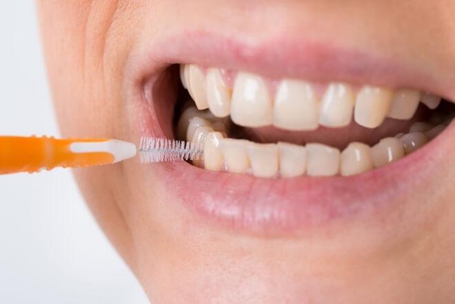 Obavezno nakon pranja zuba isperite usta više puta. Možete koristiti i vodicu za ispiranje zuba.