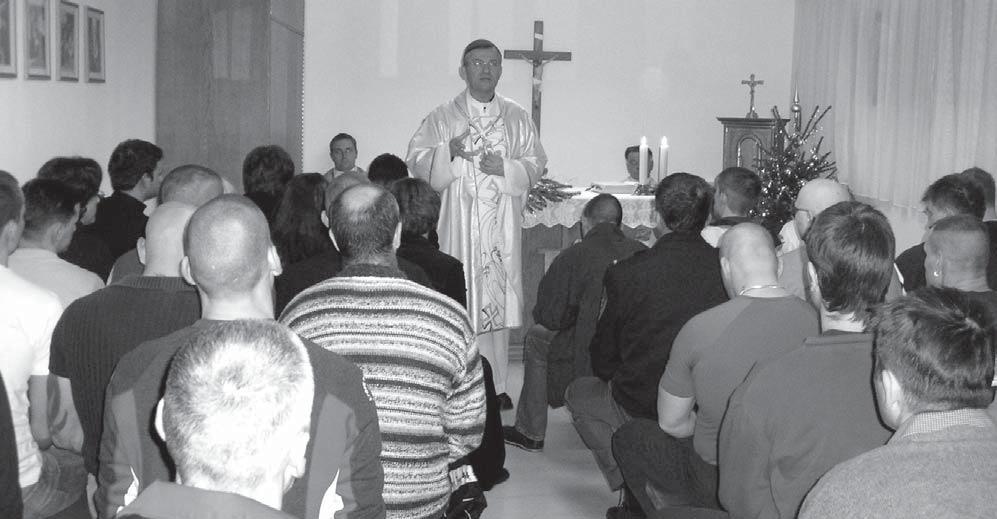 BOŽIĆ 2005. Misno slavlje u splitskom zatvoru nadbiskup im je čestitao Božić i zaželio što skoriji povratak u njihove obitelji i župne zajednice.