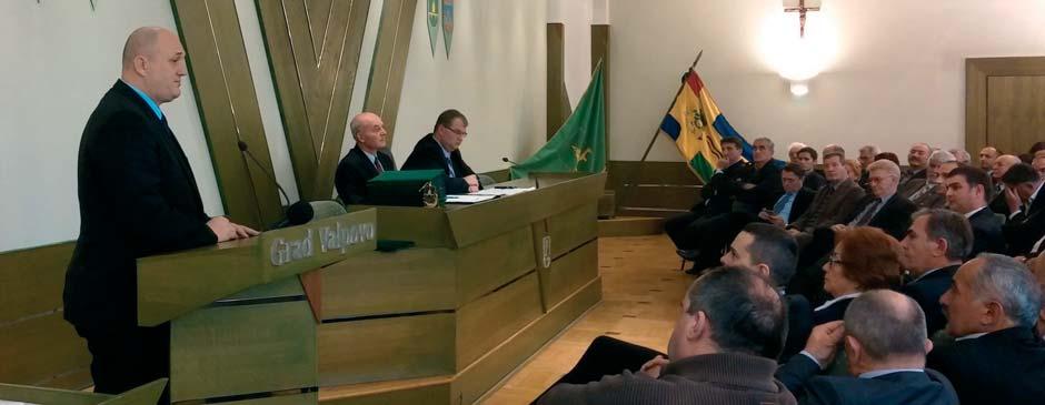 68 ŽUPANIJSKA KRONIKA Gradonačelnik Leon Žulj govorio je o aktualnoj situaciji i razvojnim projektima Grada Valpova, a zamjenik župana dr.