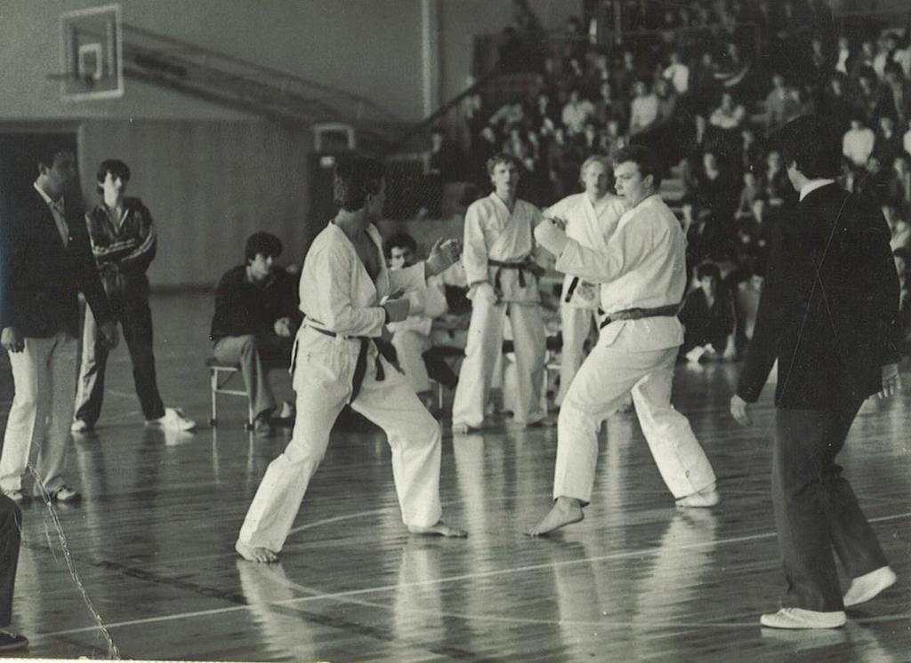 PRVI ZLATNI POJAS FIRST GOLDEN BELT Prvi "ZLATNI POJAS" organizovan je 13. i 14. aprila 1971. godine u sportskoj dvorani "Borac" pred oko 2.