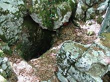 Šaranova jama na Velebitu Već 1941. godine su brojne bezdane jame prikrivane i tragovi zločina pomno zatvoreni.