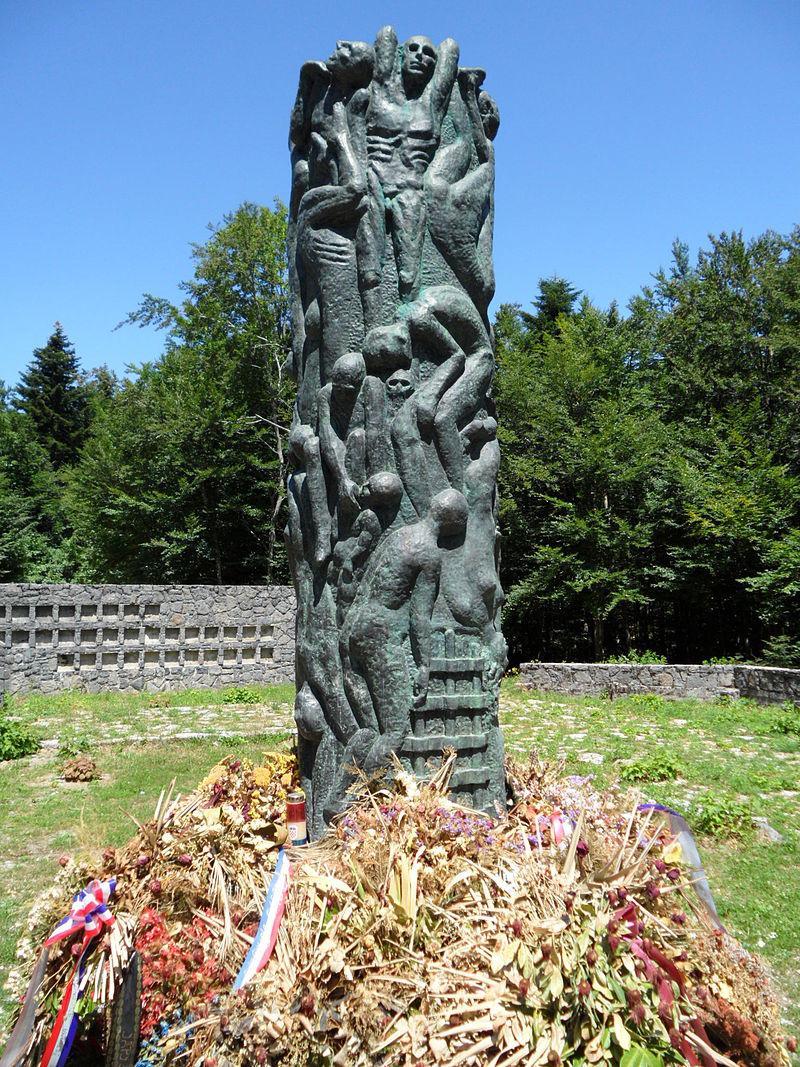 Споменик жртвама логора Јадовно, рад вајара Ратка