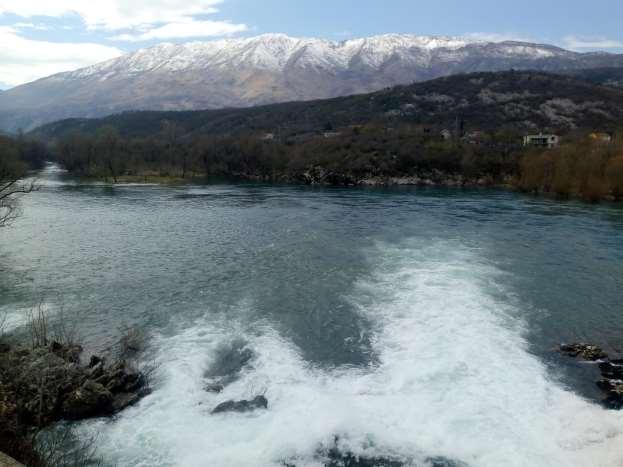 Rijeka Zeta na lokaciji Slap u pozadini planina Garač pod snijegom Na području Opštine preovlađujući vjetrovi su iz pravaca jugoistok i sjeverozapad (12%), sa srednjom maksimalnom brzinom od oko 20
