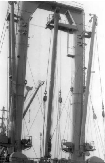 Samarice za teške terete igle (Jumbo derick).najčešće najvećeg dopuštenog opterećenja do 150 t. Brod opremljen s jednim ili više takvih prekrcajnih sredstava.