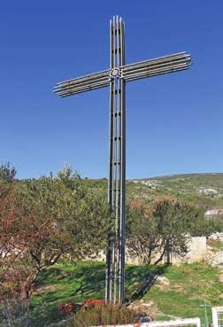 (usp. Vjesnik Provincije, 4/1995, str. 151. 7. Križ na Gradini Kapelicu Gospa od Anđela sagradio je 2004.