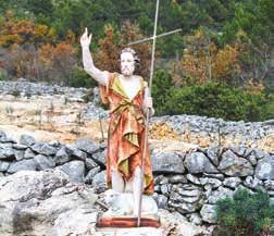 Josip Župljani su svojim prilozima nabavili, zaslugom župnika fra Miroslava Bustruca, kip Sv.