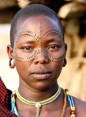 Primjer zapadno Afričke skarifikacije, žena plemena Datoga iz Tanzanije (Preuzeto s: http://womeninthecontemporaryworld.blogspot.com/2016/05/womensscarification-in.