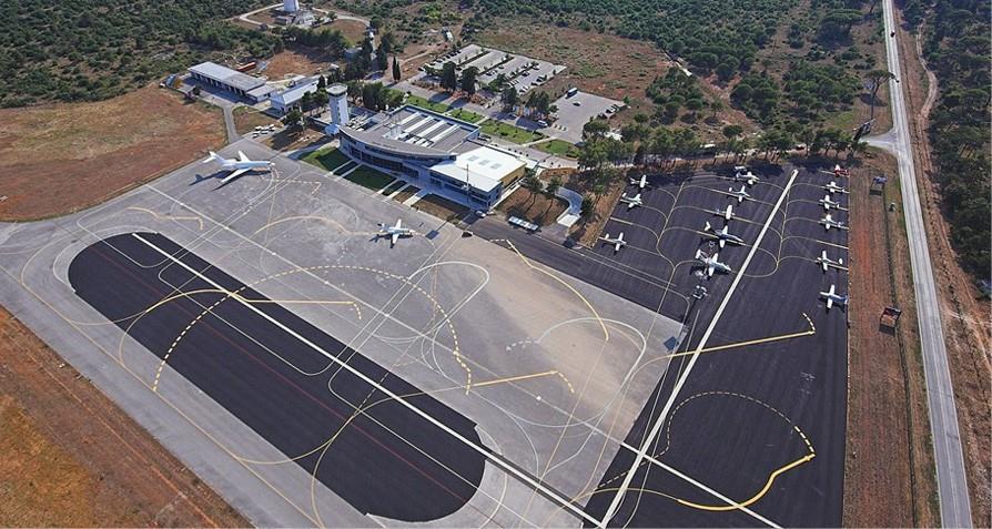 Stajanka zračne luke Zadar, slika 10., sastoji se od deset fiksnih parkirnih pozicija s oznakama od 1 do 10 te od 5 fleksibilnih A, B, C, D i E.