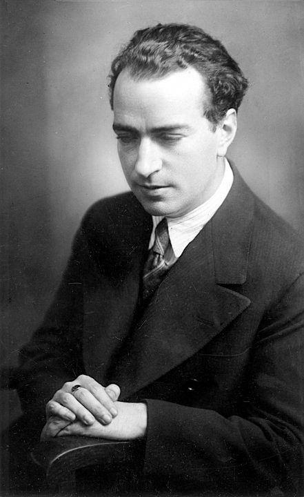 2. Biografija Joaquín Rodrigo Vidre je španjolski kompozitor, pijanist, muzikolog i pedagog, rođen je u gradu Sagunto, u pokrajini Valencije 22. studenog 1901. godine.