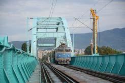 Željeznički most: Slika 4. Poprečni presjek željezničkog mosta Opterećenje betonskog vijenca, servisnih staza, stupova kontaktne mreže i drugog na svakoj strani mosta iznosi 31 kn/m. Slika 6.