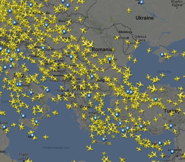Slika 16. Prikaz zračnog prometa iznad jugoistočne Europe Izvor: https://www.flightradar24.com/43.05,20.29/5, (Pristupljeno: Kolovoz, 2016.