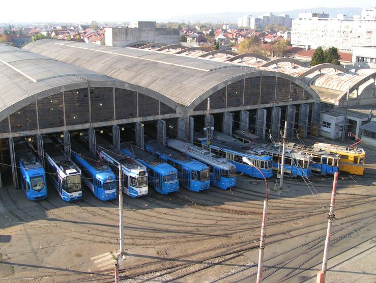 Ostala električna vozila u JGP u su tramvaji, brza gradska željeznica (metro) i specijalna električna vozila. Navedena vozila kao i trolejbus crpe električnu energiju iz mreže.