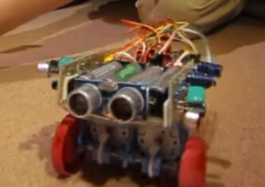 2.1. Analiza prijašnjih rješenja 2.1.1. Sound Following Rover Sound Following Rover je robot koji prepoznaje smjer zvuka uspoređujući razine zvuka sa dva senzora postavljena na lijevu i desnu stranu robota.