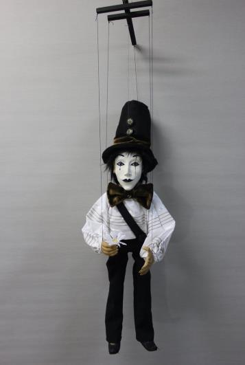 3. VRSTE SCENSKIH LUTAKA Lutke možemo podijeliti u dvije skupine; marionete i ručne lutke.