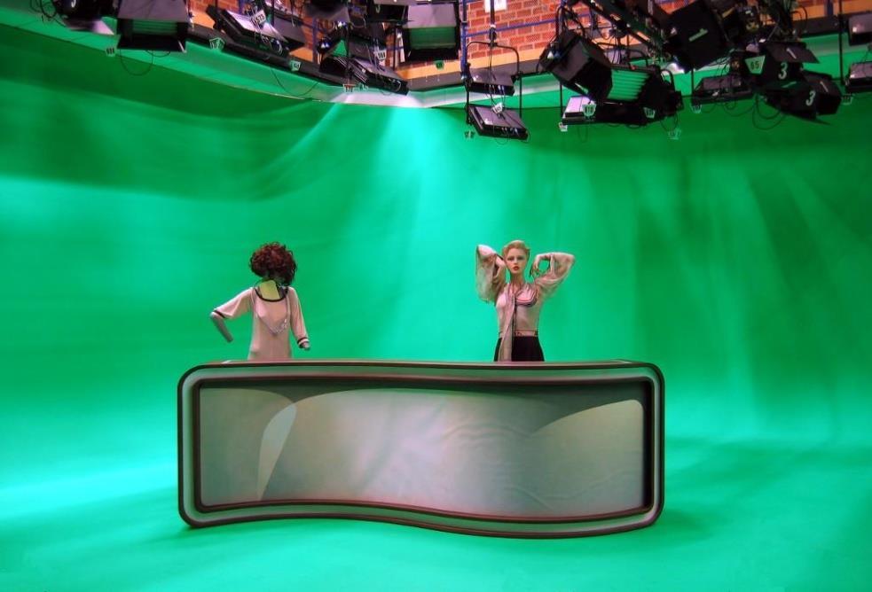 1. Uvod u produkciju s korištenjem zelenog platna Zbog načina na koje je film reagirao na svjetlo, prve tehnologije uklanjanja pozadine odnosno korištenja virtualnih pozadina su koristile plavo