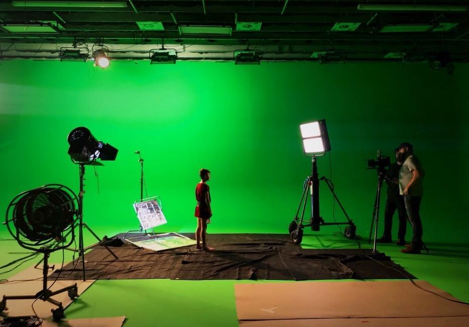 6.2. Visina Visina studija nam može uvelike ograničiti mogućnost korištenja zelenog platna u produkciji zbog stropnih refleksija i visine glumaca koje snimamo.