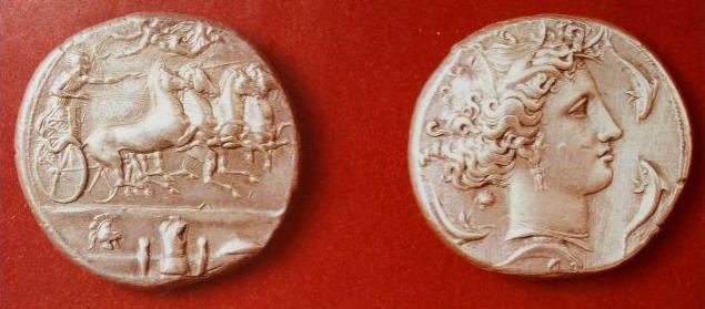 2. Prikaz odabrane teme 14 2.2. Primjena spojeva srebra 2.2.1. Srebrne kovanice, nakit i posuđe Iako se ne zna kada je točno počela upotreba srebra, poznato je da su stari Egipćani 3000. g. pr. Kr.