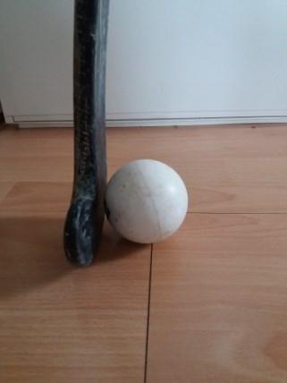 Backhand vođenje loptice se izvodi tako da se iz osnovnog hokejskog stava donji dio palice prebacuje s desne na lijevu stranu loptice (ne puštajući hvat), rotacijom u zglobu šake, lijeva ruka sada je