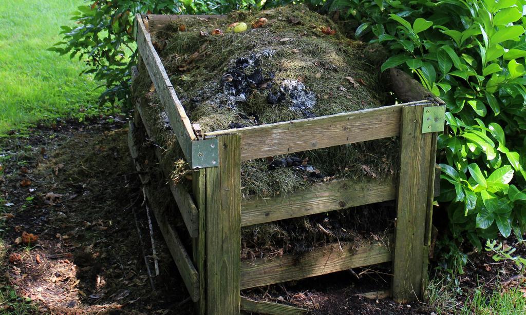 Vrste i tipovi kompostišta zonski mogu u kratkom vremenu (tokom orezivanja voćnjaka, kosidbe, uređenja dvorišta i sl...) sakupiti određenu količinu otpada dovoljan je sistem jednostrukog kompostišta.