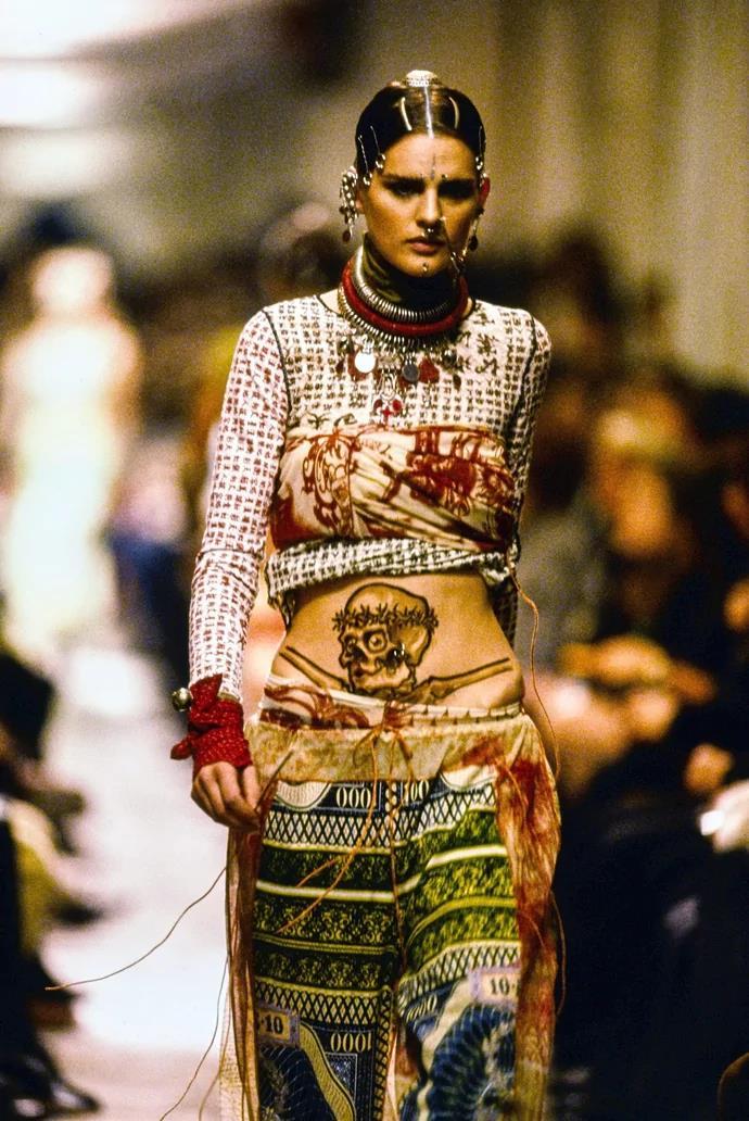 Jean Paul Gaultier je u proljeće 1994. godine predstavio Les Tatouages kolekciju. Ona je prepuna trapera u krojevima iz 18.