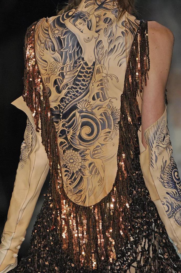 Gaultier ponovno vratio sa temom tetovaža na modnu pistu u proljeće 2008. godine.