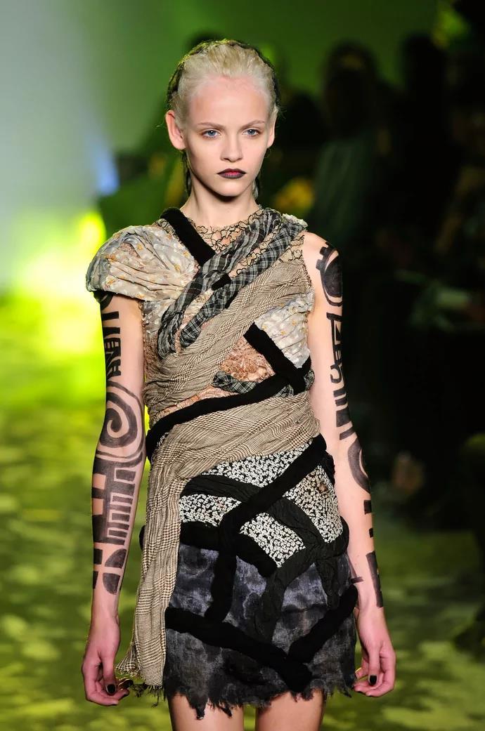 2010.godine modna kuća Rodarte u proljetnoj kolekciji surađuje sa MAC-ovom umjetnicom Chantel Miller.