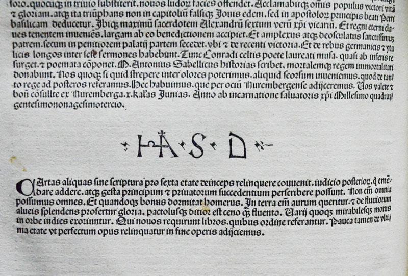 12 Сâм Шедел себе је потписао као уредника издања и његови иницијали у виду монограма видљиви су на страни 258в док се његово пуно име и презиме налази на страни 266р латинског издања.