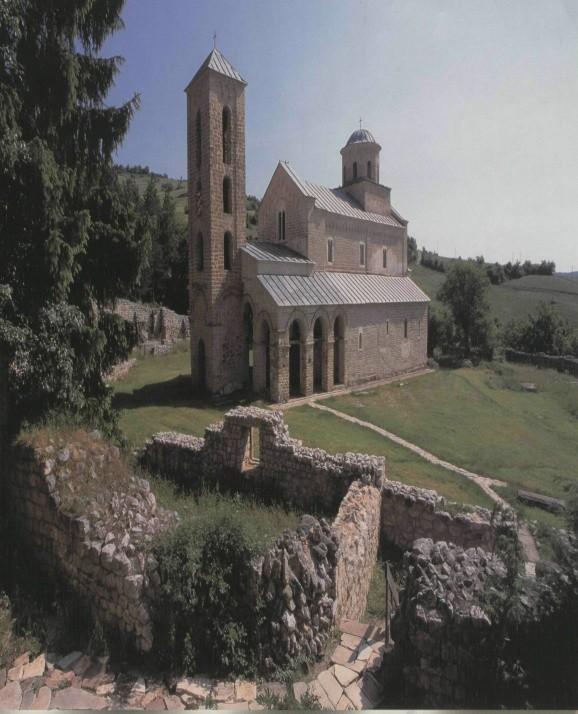 dograđena je u vreme kralja Dušana (1338-1345) spoljna priprata sa kulom-zvonikom na pročelju.
