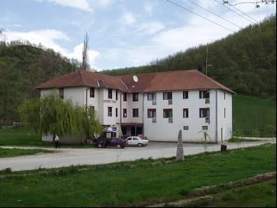 Slika 26: Hotel Raj** Motel Ras smešten je u dolini reke Raške na Pazarištu u neposrednoj blizini Rasa gde je nastala prva srpska država.